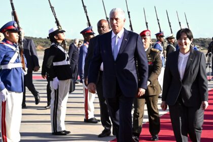 Presidente de Cuba llega a Venezuela para la toma de posesión de Nicolás Maduro