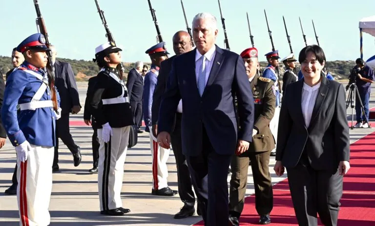 Presidente de Cuba llega a Venezuela para la toma de posesión de Nicolás Maduro