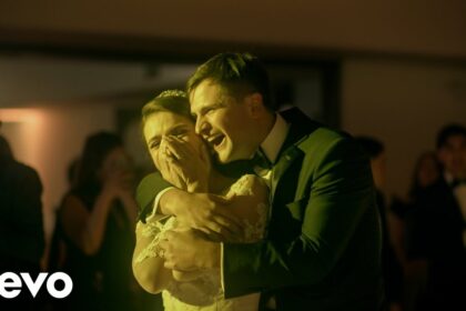 Fonseca sorprende a recién casados en su boda con el video ‘Qué suerte tenerte’