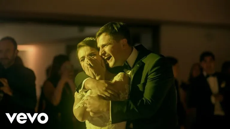 Fonseca sorprende a recién casados en su boda con el video ‘Qué suerte tenerte’