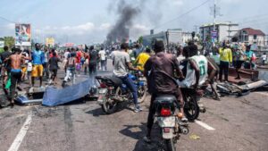 Manifestantes incendian neumáticos frente a embajadas en R. Democrática del Congo