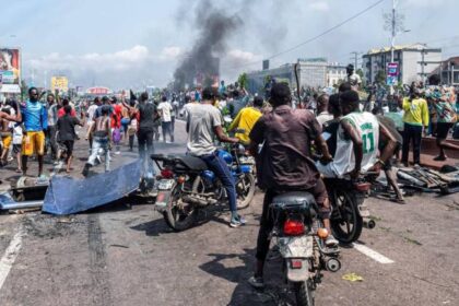 Manifestantes incendian neumáticos frente a embajadas en R. Democrática del Congo