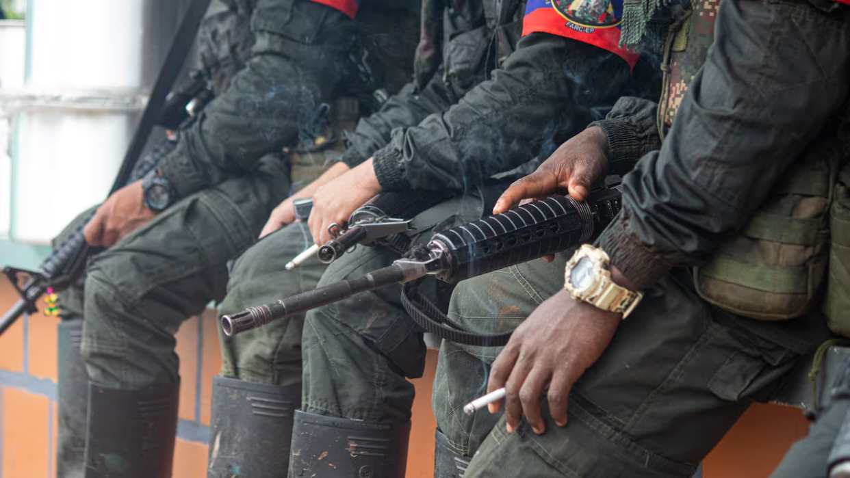 63 disidentes de las FARC entregan armas en medio de la violencia en Catatumbo 63 disidentes de las FARC entregan armas en medio de la violencia en Catatumbo