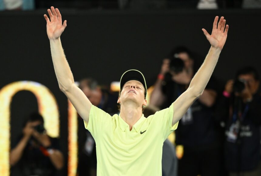Melbourne (Australia), 26/01/2025.- Jannik Sinner of Italy celebrates winning the Men's Singles final match against Alexander Zverev of Germany at the Australian Open Grand Slam tennis tournament in Melbourne, Australia, 26 January 2025. (Tenis, Alemania, Italia) EFE/EPA/JOEL CARRETT AUSTRALIA AND NEW ZEALAND OUT