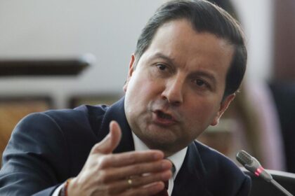 David Luna renuncia al Senado para postularse a la Presidencia de Colombia