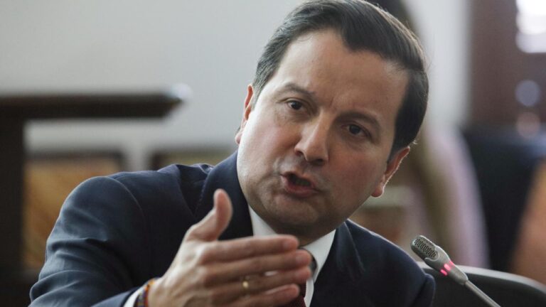 David Luna renuncia al Senado para postularse a la Presidencia de Colombia
