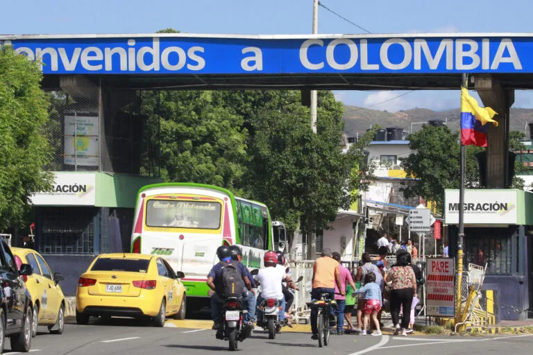 Gobierno dictatorial de Nicolás Maduro cierra la frontera con Colombia