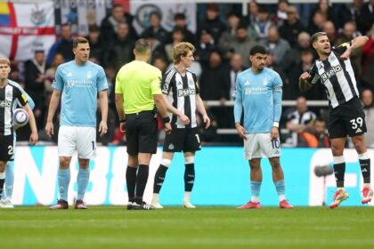 Newcastle logra una victoria 4-3 ante Nottingham Forest