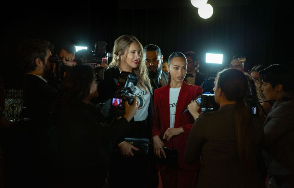 Zoe Saldaña expresa su decepción por los comentarios racistas de Karla Sofía Gascón Zoe Saldaña expresa su decepción por los comentarios racistas de Karla Sofía Gascón