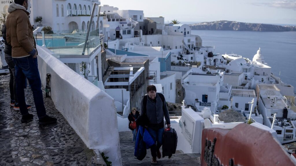 Santorini en alerta: 9.000 evacuados por actividad sísmica y temor a terremotos
