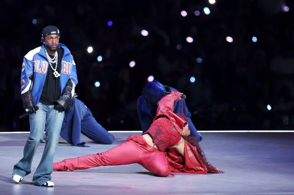 Kendrick Lamar y SZA encienden el medio tiempo del Super Bowl