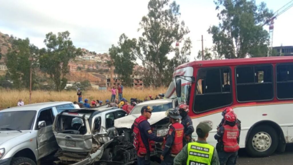 Accidente en la autopista Valle-Coche deja 2 muertos y 7 heridos