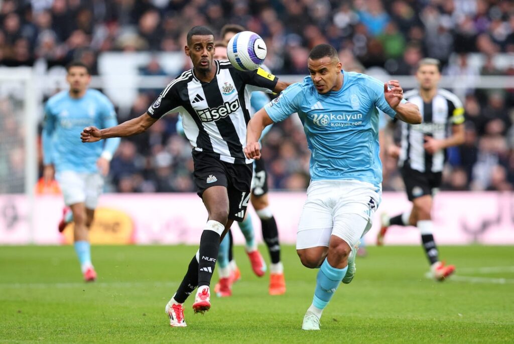 Newcastle logra una victoria 4-3 ante Nottingham Forest