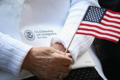 Estados Unidos congela beneficios migratorios en programas humanitarios de Biden
