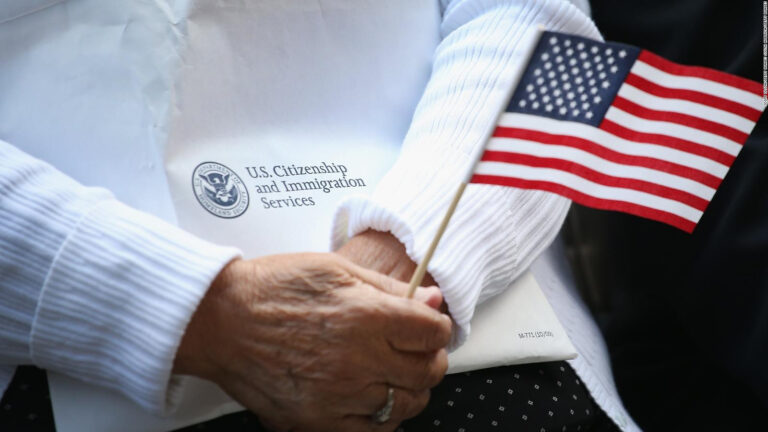 Estados Unidos congela beneficios migratorios en programas humanitarios de Biden