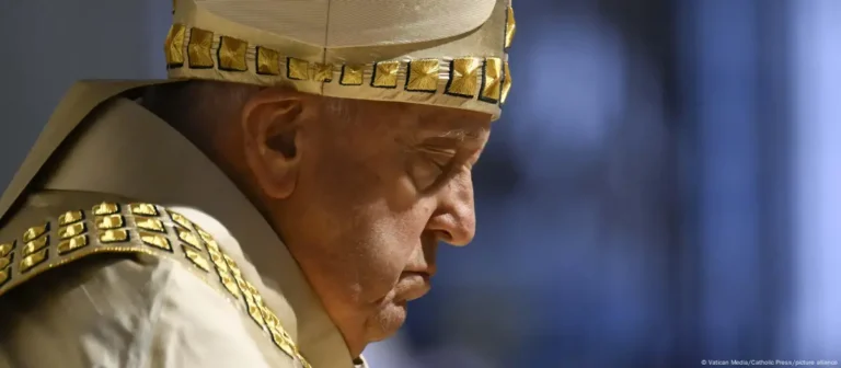 Papa Francisco sufre crisis respiratoria en el hospital