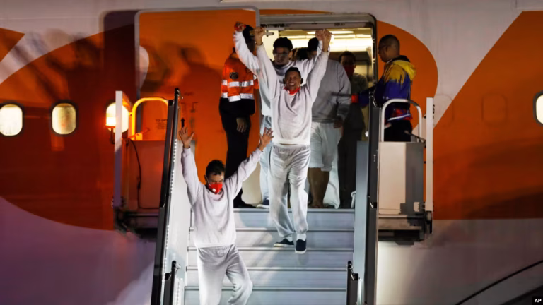 EE. UU. deporta a Venezuela a 177 migrantes detenidos en Guantánamo