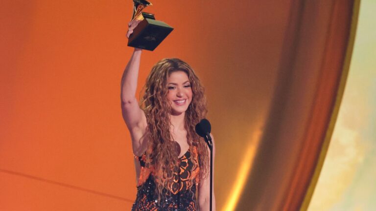 Shakira dedica su premio a inmigrantes tras polémica broma en los Grammys 2025