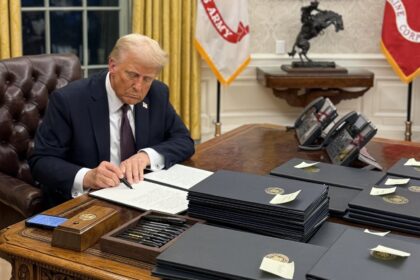 Trump propone la venta de “tarjetas de oro” para extranjeros que buscan vivir en EE.UU.