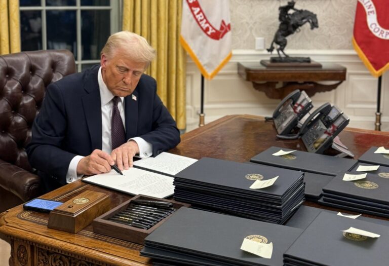 Trump propone la venta de “tarjetas de oro” para extranjeros que buscan vivir en EE.UU.