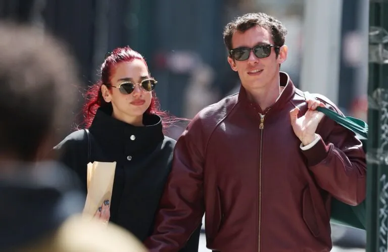 Dua Lipa y Callum Turner: Rumores de boda tras escapada romántica