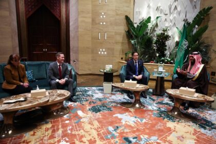 Diplomáticos de EE. UU. y Rusia se reúnen en Arabia Saudita para retomar relaciones