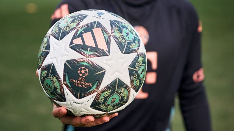 UEFA presenta el nuevo balón para las eliminatorias de la Champions League