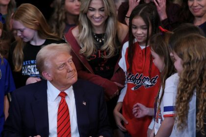 Trump prohíbe a mujeres transgénero competir en deportes femeninos