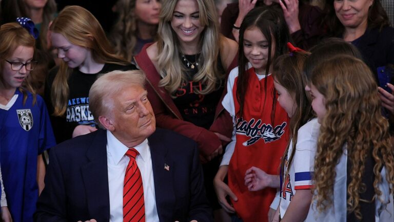 Trump prohíbe a mujeres transgénero competir en deportes femeninos