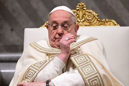 Papa Francisco sufre neumonía bilateral: su estado de salud continúa siendo "complejo"