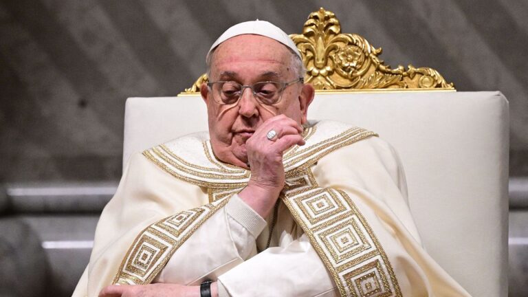 Papa Francisco sufre neumonía bilateral: su estado de salud continúa siendo «complejo»