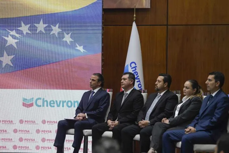 Aumentan precios del petróleo tras revocación de licencia a Chevron en Venezuela