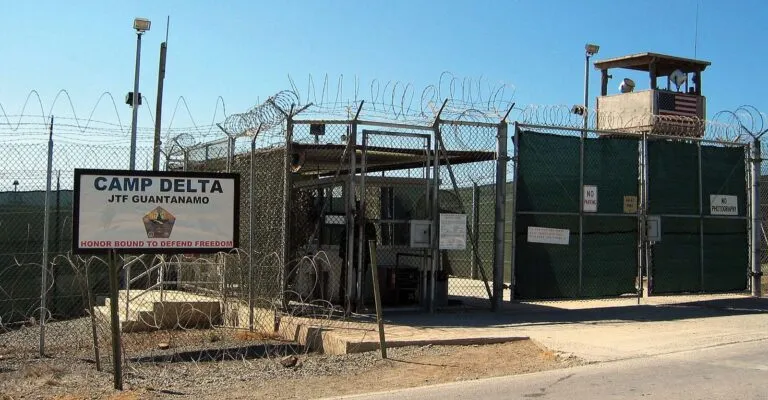 Tribunal federal impide transferencia de inmigrantes venezolanos a Guantánamo