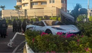 Dueño de Movistell pierde el control y choca contra Hotel Tibisay