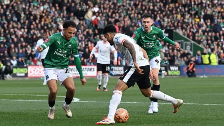 Liverpool eliminado de la FA Cup por el Plymouth en un flojo partido