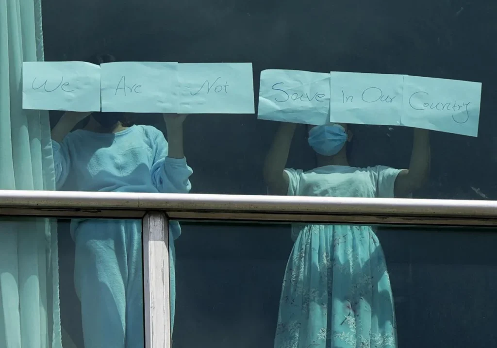 Migrantes deportados por EE. UU. en Panamá piden ayuda desde aislamiento en hotel