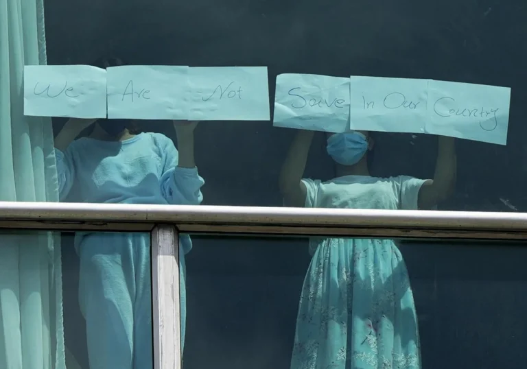 Migrantes deportados por EE. UU. en Panamá piden ayuda desde aislamiento en hotel