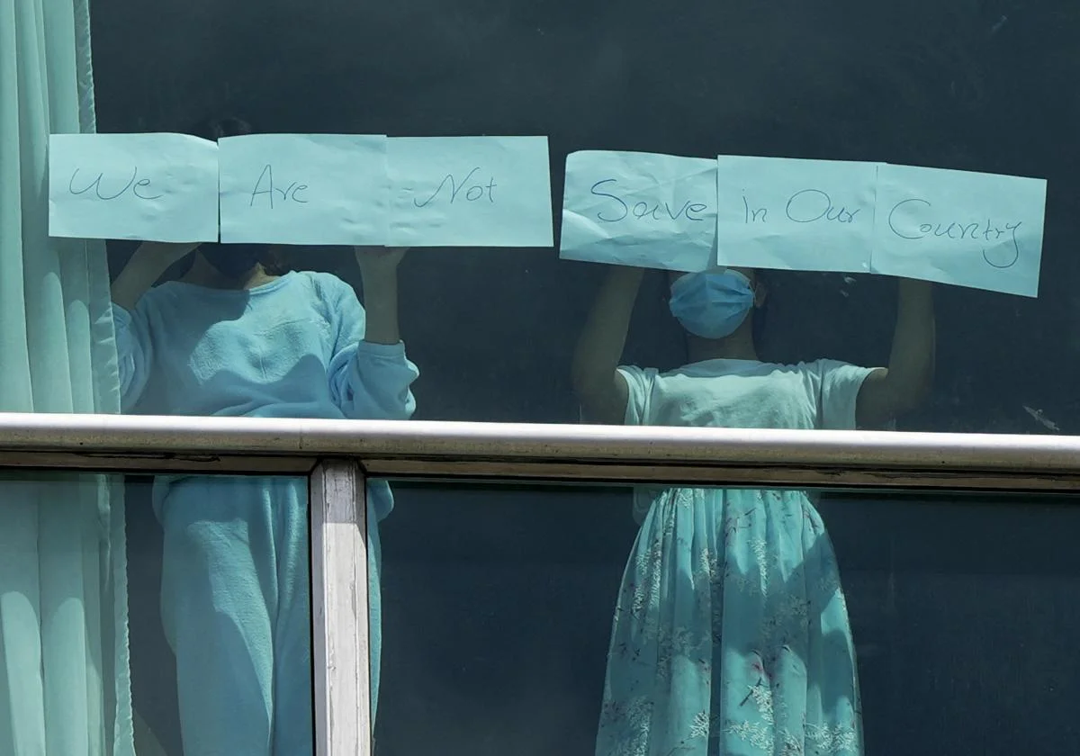 Migrantes deportados por EE. UU. en Panamá piden ayuda desde aislamiento en hotel Migrantes deportados por EE. UU. en Panamá piden ayuda desde aislamiento en hotel