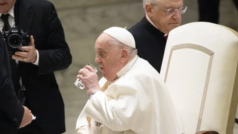 Papa Francisco continúa su tratamiento y agradece el apoyo de los fieles