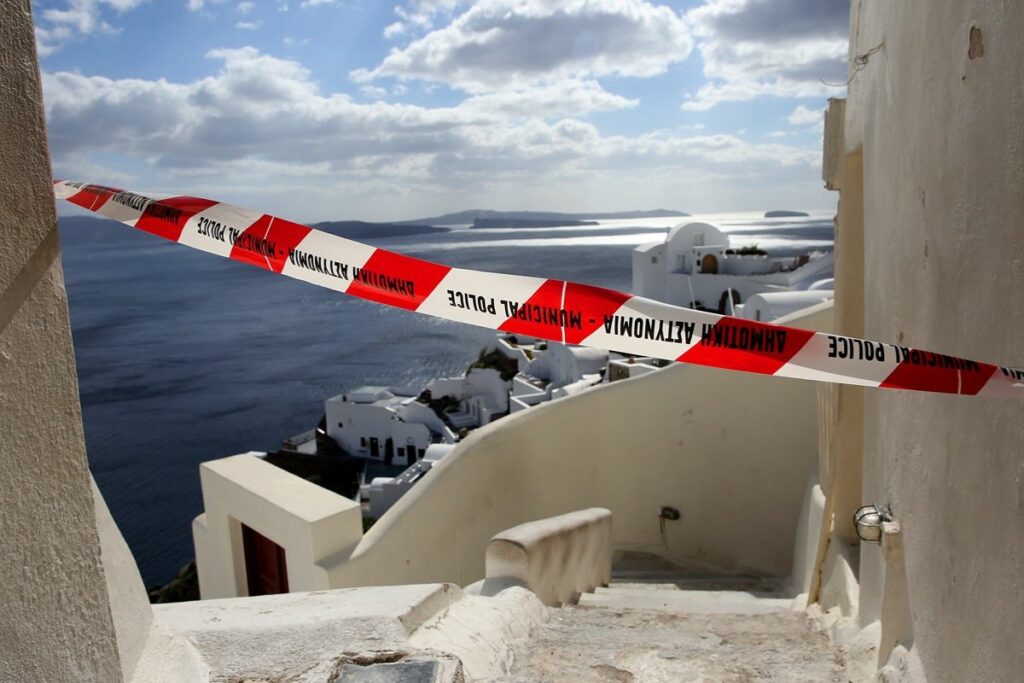 Santorini en emergencia: Más de 11.000 personas abandonan la isla por temor a terremotos santorini