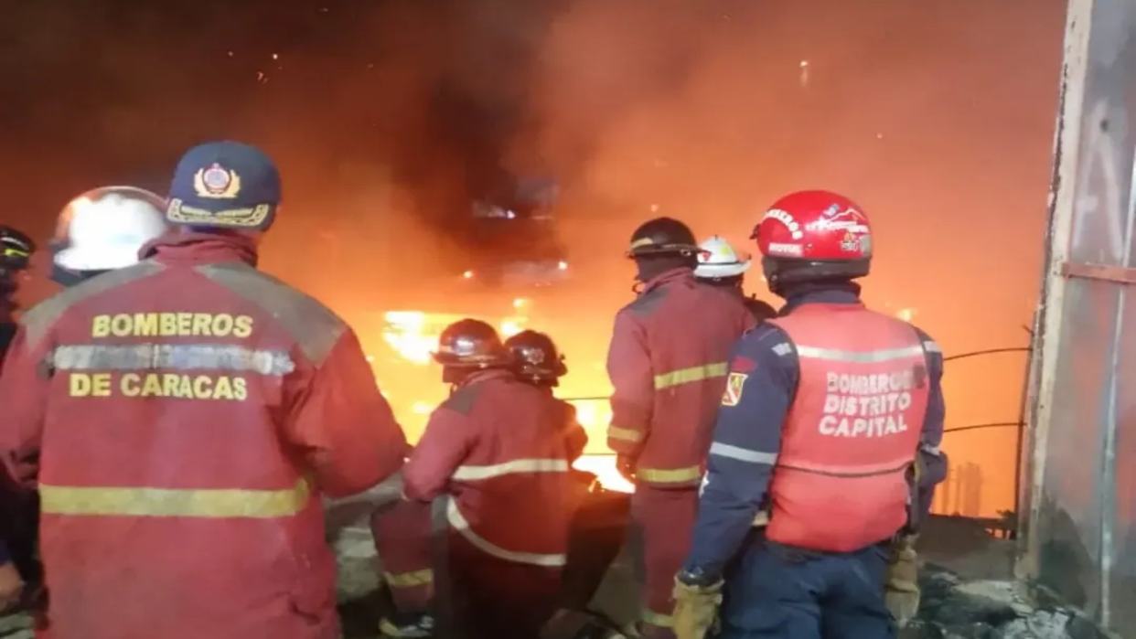 Incendio devasta avenida principal de Las Mercedes en Caracas incendio caracas las mercedes