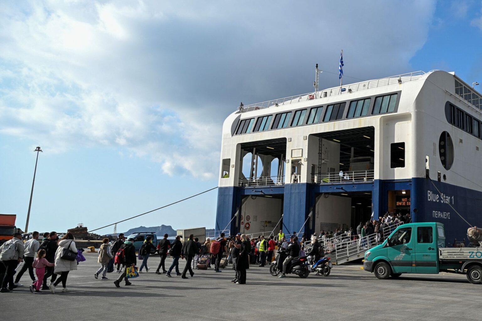 Santorini en alerta: 9.000 evacuados por actividad sísmica y temor a terremotos