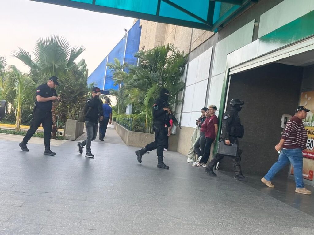 Evacúan Galerías Mall en Maracaibo por amenaza de artefacto explosivo Evacúan Galerías Mall en Maracaibo por amenaza de artefacto explosivo