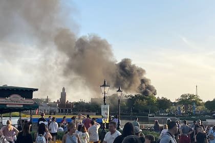 Incendio en EPCOT genera alarma entre visitantes Incendio en EPCOT genera alarma entre visitantes