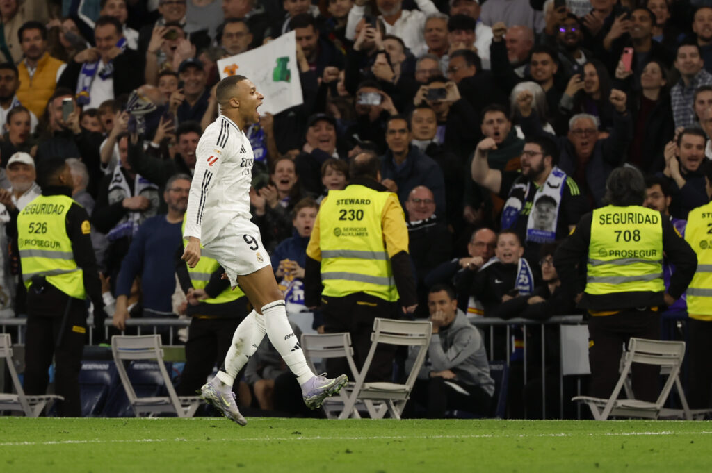 Asencio celebra el doblete de Mbappé en la victoria del Real Madrid ante el Leganés