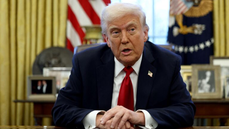 Donald Trump considera un 3er mandato presidencial, desafiando la Constitución