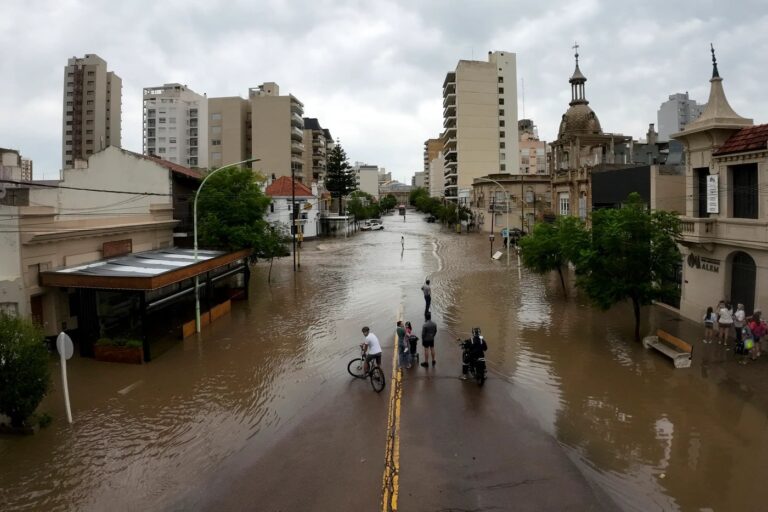 Tormenta causa 13 muertes en Bahía Blanca, Argentina