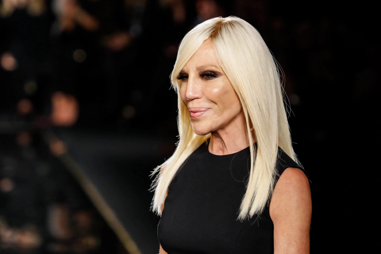 Donatella Versace deja la dirección creativa de Versace: Dario Vitale asume el cargo versace