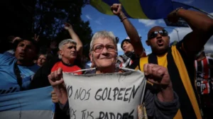 Jubilados y aficionados al fútbol se manifiestan contra Milei en Buenos Aires