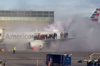 Pasajeros evacúan avión en Denver tras incendio en motor